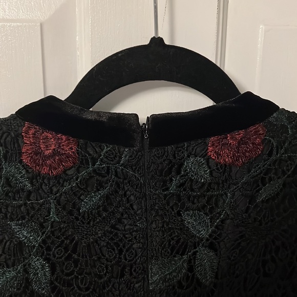 Ivanka Trump Sleeveless Dark Floral Lace Dress with Velvet Trim - Picture 7 of 8